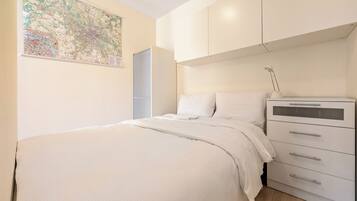 1 habitación, tabla de planchar con plancha, wifi y ropa de cama