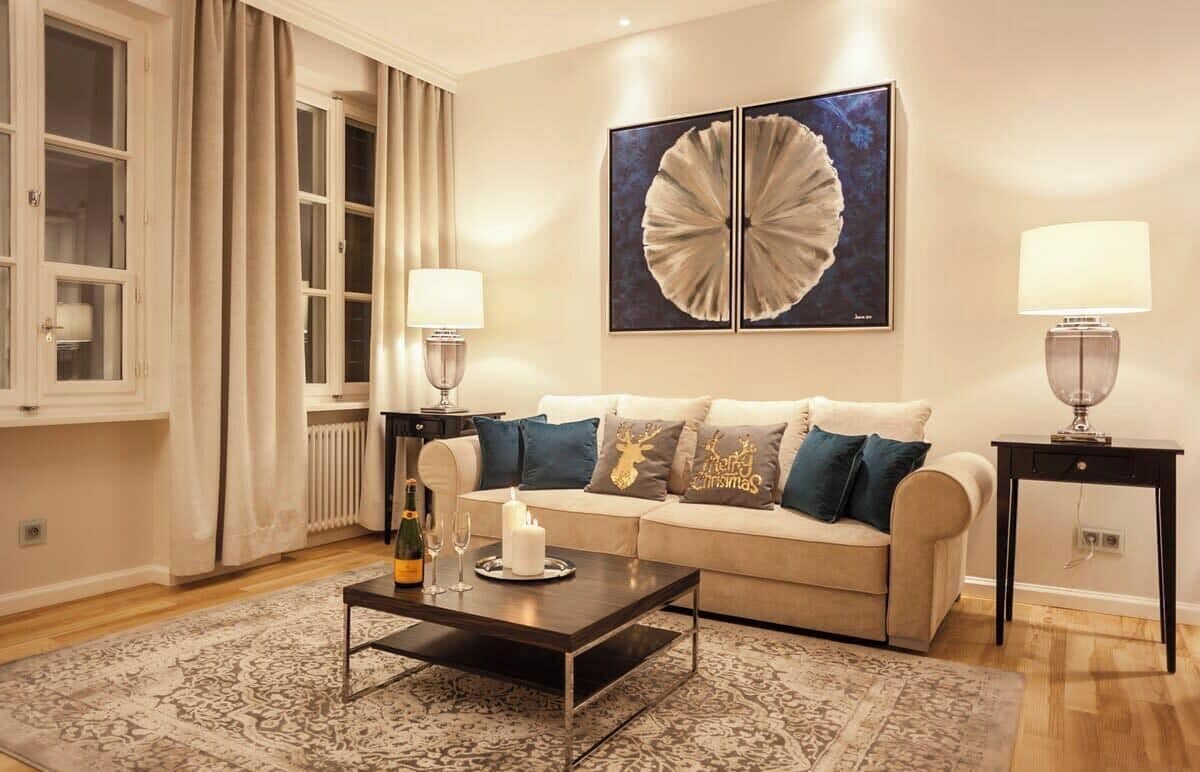 Een televisie en een open haard