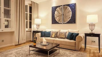 Een televisie en een open haard