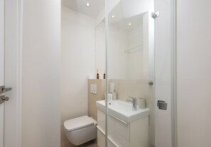 Een douche, een haardroger, handdoeken