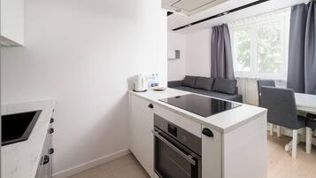 Fridge, oven, stovetop, dishwasher