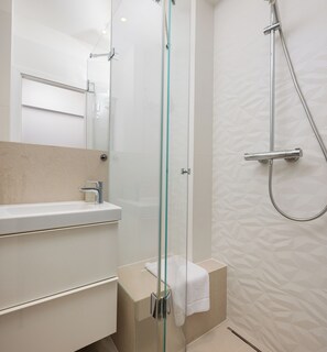 Douche, sèche-cheveux, serviettes fournies