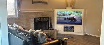 Charming 2-bedroom house with WiFi, AC Near SixFlags