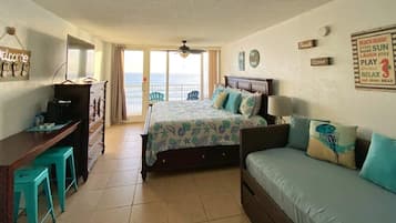 Escritorio, tabla de planchar con plancha y wifi gratis