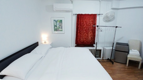 Quarto standard, para não fumantes | Banheiro | Chuveiro, produtos de toalete grátis, secador de cabelo, sabonete. The Williams Center