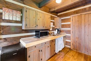 Réfrigérateur, micro-ondes, cafetière/bouilloire, grille-pain