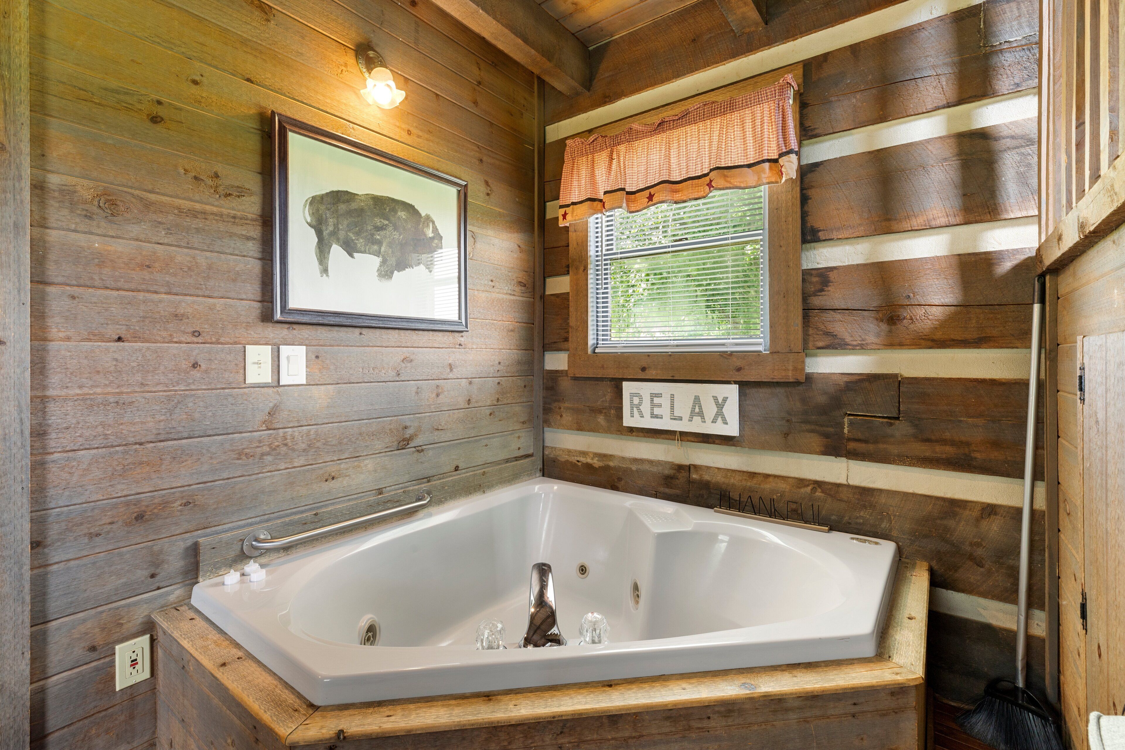 Een douche, een bubbelbad, een haardroger, handdoeken