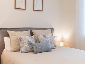 3 bedrooms, iron/ironing board, Internet, bed sheets
