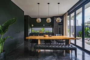 Biệt thự Deluxe, quang cảnh hồ bơi | Phòng ăn