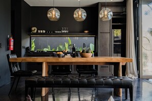 Deluxe-Villa, Poolblick | Esszimmer