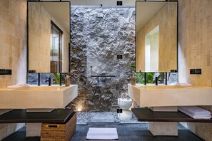 Deluxe-Villa, Poolblick | Badezimmer | Kostenlose Toilettenartikel, Haartrockner, Handtücher, Seife