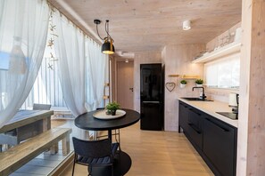 Fridge, microwave, dishwasher, coffee/tea maker - BUQEZ ECO RESORT - Villa 12 - Seafront (Drage)