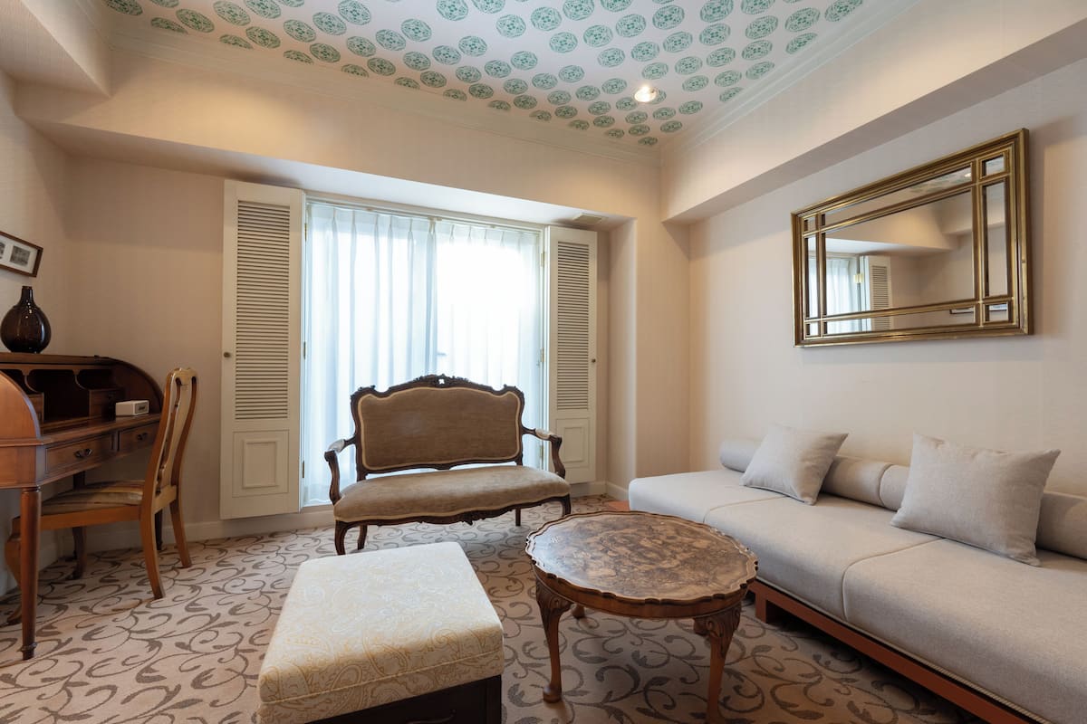 Deluxe Triple Room, Berbilang Katil, Corner | Meja, seterika/papan seterika, Wi-fi percuma