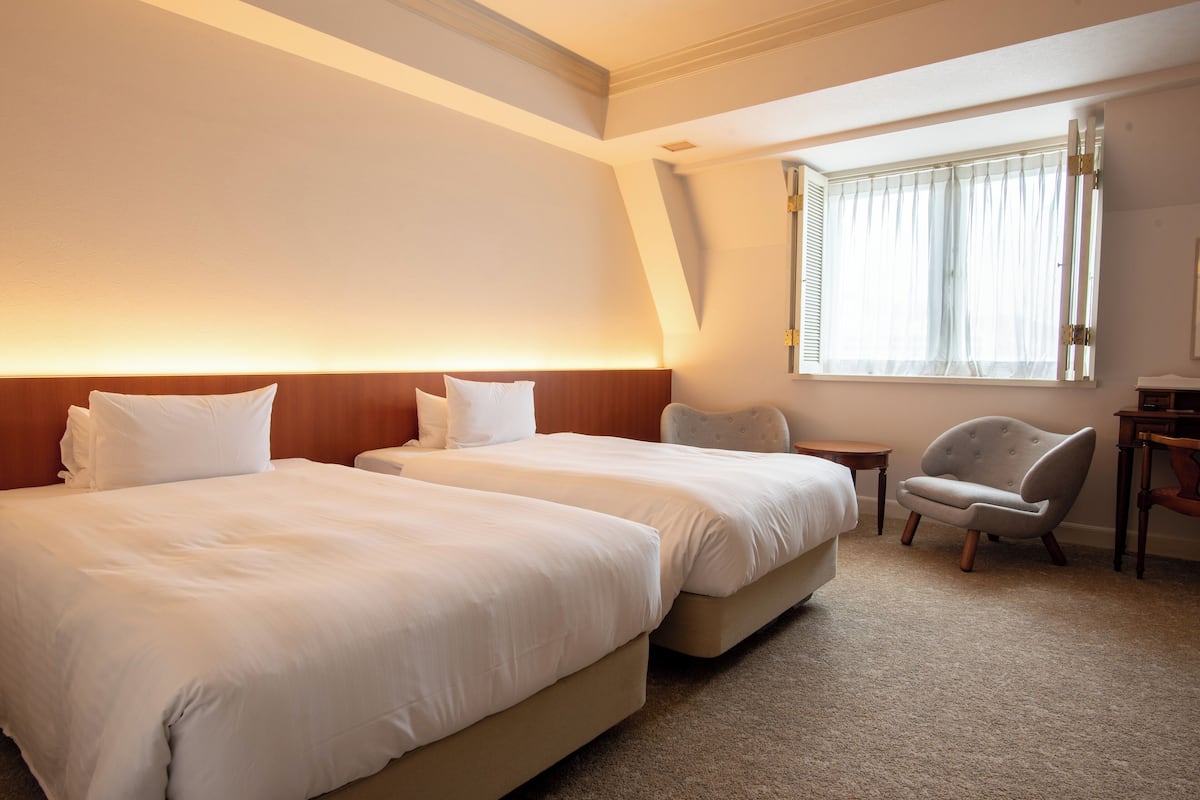 Standard Twin Room, City View | Meja, seterika/papan seterika, Wi-fi percuma