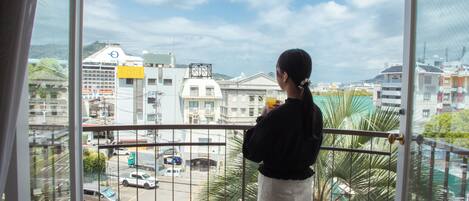 Chambre Standard avec lits jumeaux, balcon, vue sur la ville | Terrasse/patio