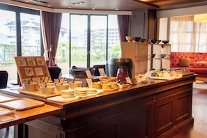 Daily local cuisine breakfast (JPY 3000 per person)