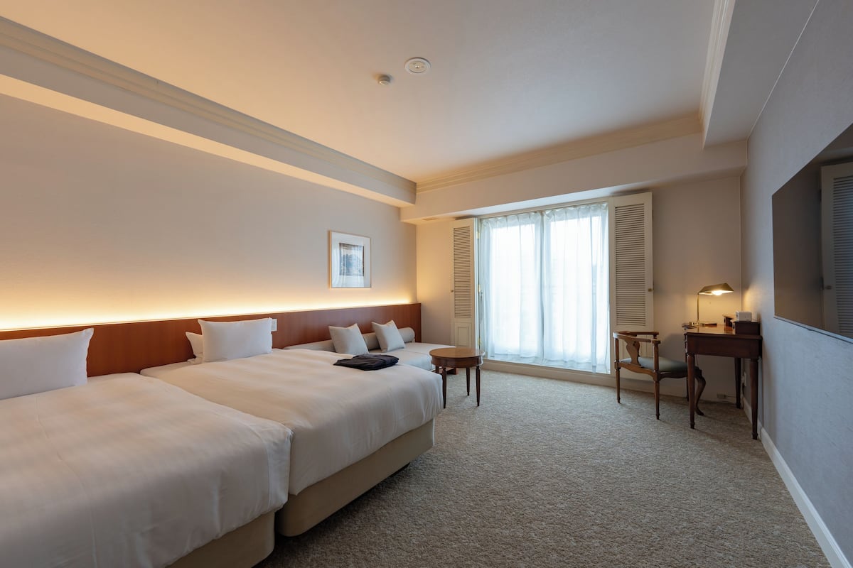 Standard Twin Room, Balcony, City View | Meja, seterika/papan seterika, Wi-fi percuma