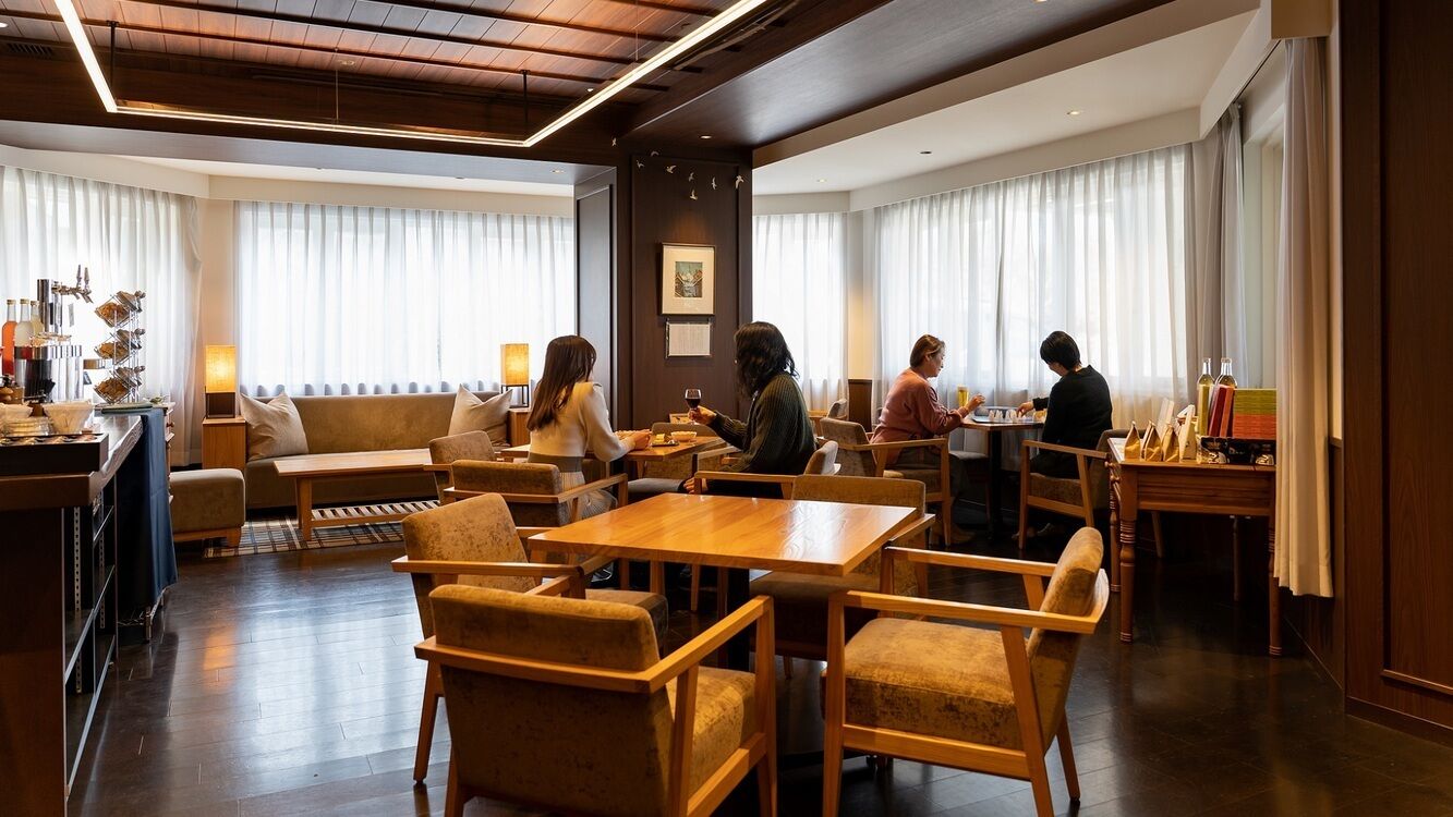 Un moderno vestíbulo de hotel con muebles de madera, un sofá y un comedor.