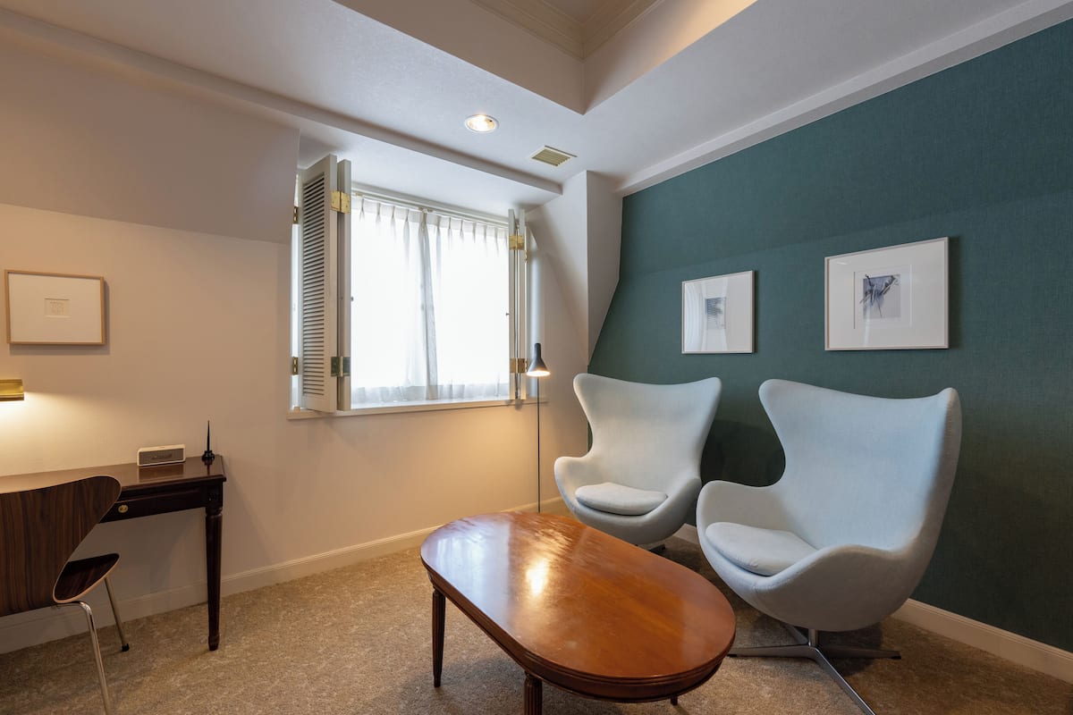 Deluxe Double Room, Corner | Meja, seterika/papan seterika, Wi-fi percuma