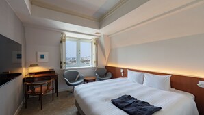 Kamar Double Standar, pemandangan kota