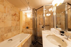Habitación Deluxe doble, en esquina | Baño | Secador de pelo, zapatillas, toallas y champú