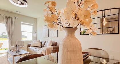 Modern Lakeview Getaway • Pool • Patio • Backyard