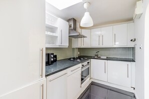 Réfrigérateur, four à micro-ondes, un four, lave-vaisselle