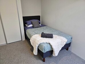 3 habitaciones, tabla de planchar con plancha, wifi y ropa de cama 