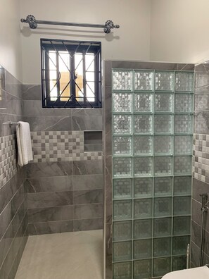 Dusche, Bidet, Handtücher, Seife