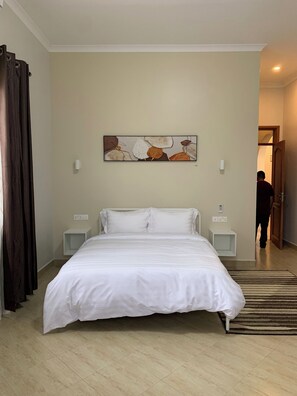 3 عدّة غرف نوم وخزنة داخل الغرفة ومكتب ومكواة/لوح كي