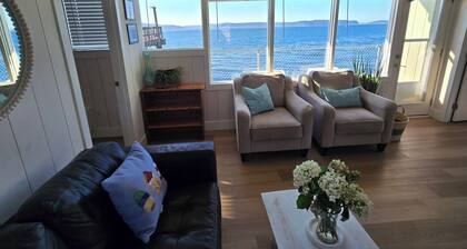DOCK HOUSE COTTAGE Charming 2-Bedroom Waterfront - Hood Canal / Poulsbo / Lofall