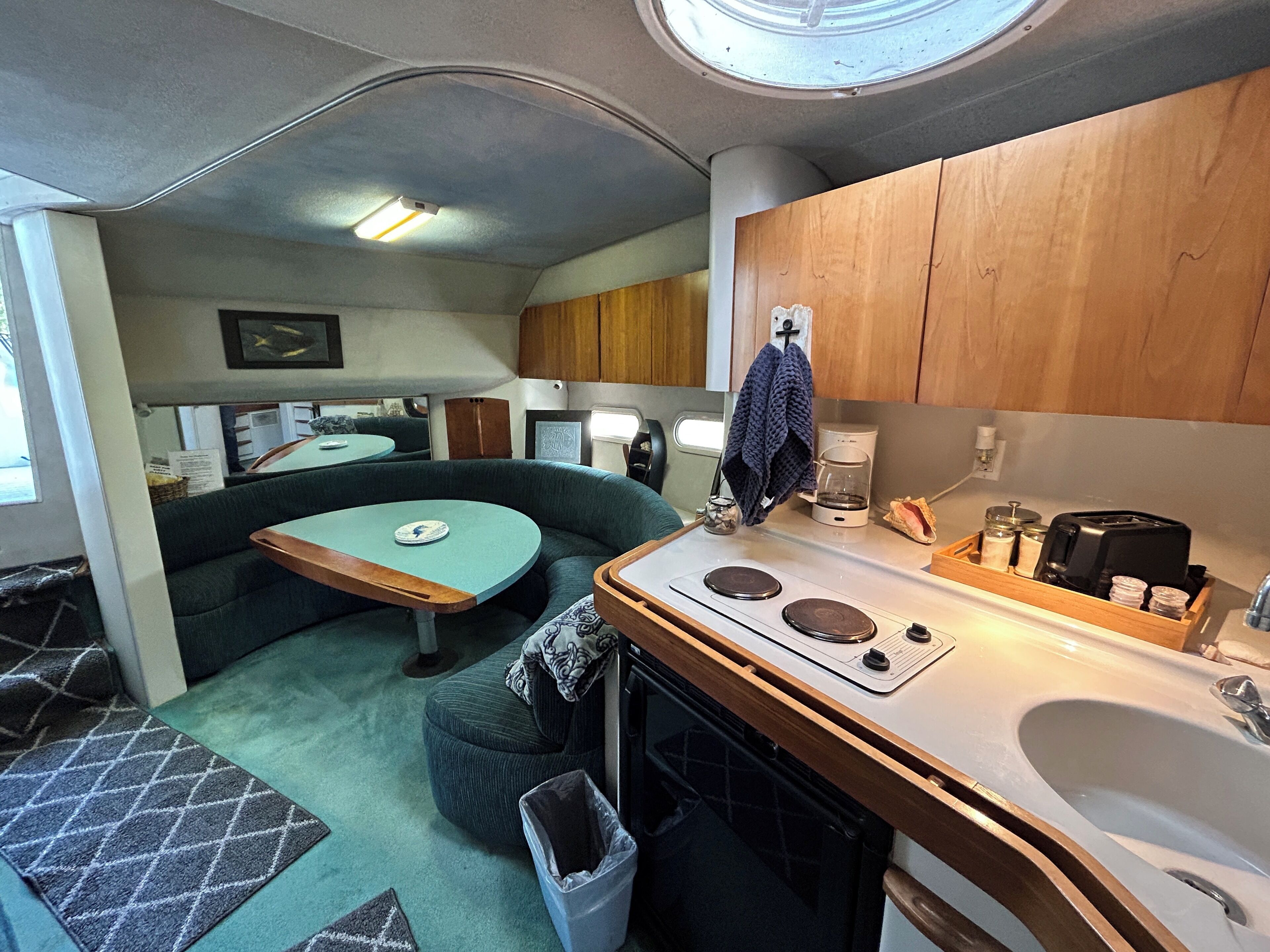 Réfrigérateur, four à micro-ondes, cafetière-théière