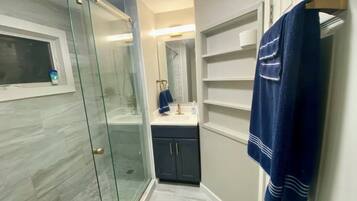 Douche, serviettes fournies, savon, papier toilette