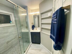 Shower, towels, soap, toilet paper - Moderne Home - Memorable, Modern, A Must Book - 4 Bedroom Close to Kinnick (Iowa City)