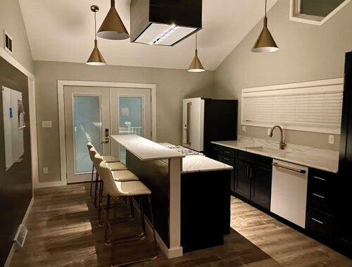 Moderne Home - Memorable, Modern, A Must Book - 4 Bedroom Close to Kinnick