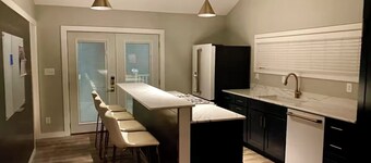 Moderne Home - Memorable, Modern, A Must Book - 4 Bedroom Close to Kinnick