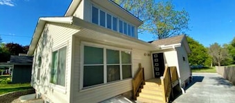Moderne Home - Memorable, Modern, A Must Book - 4 Bedroom Close to Kinnick