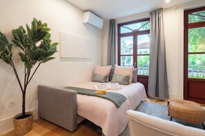Iron/ironing board, WiFi, bed sheets
