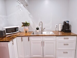 Geladeira, micro-ondas, cafeteira/chaleira, torradeira