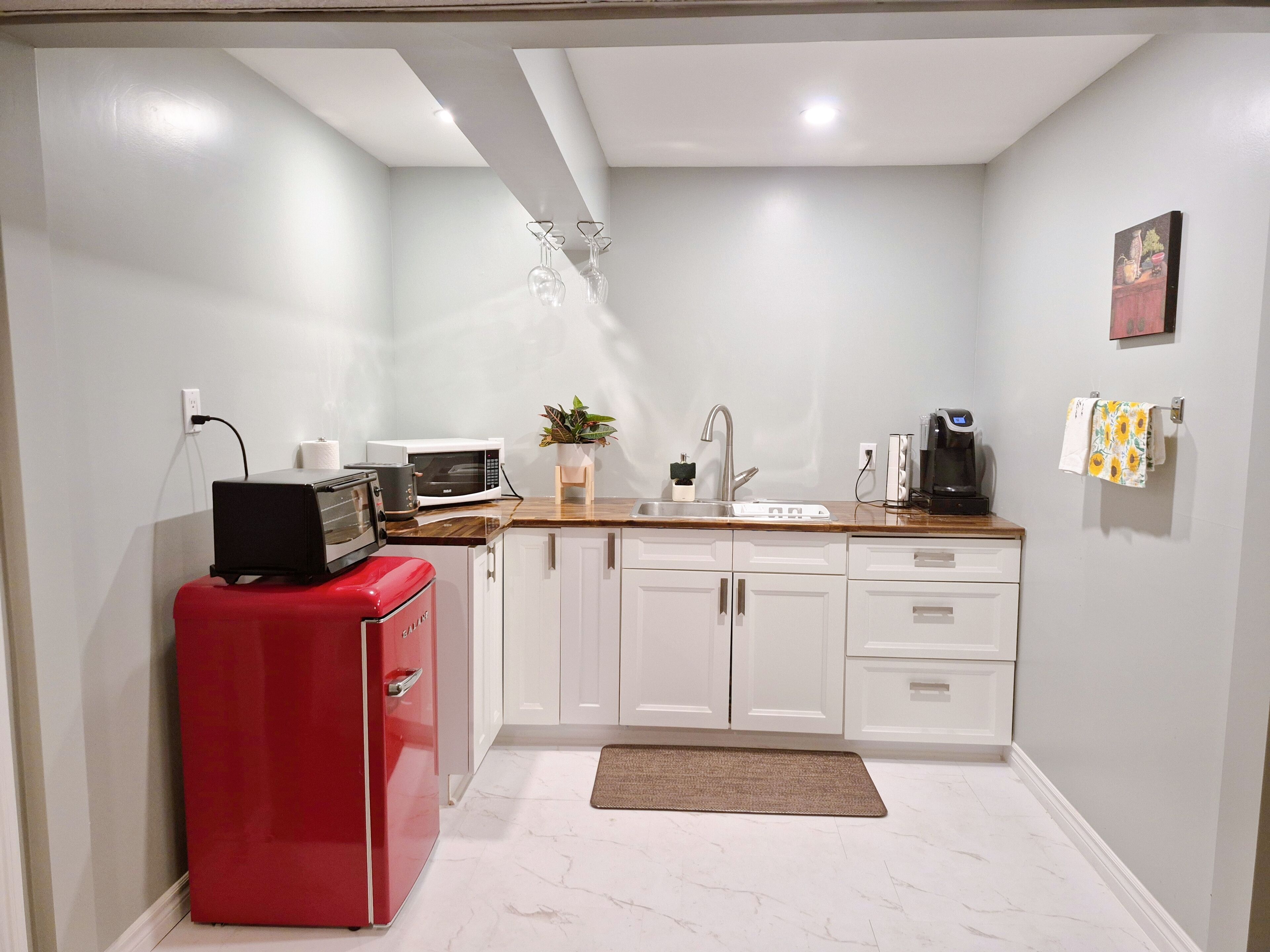 Jääkaappi, mikroaaltouuni, kahvin-/teenkeitin, leivänpaahdin