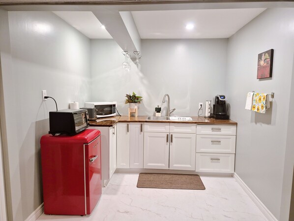 Réfrigérateur, four à micro-ondes, cafetière-théière, grille-pain