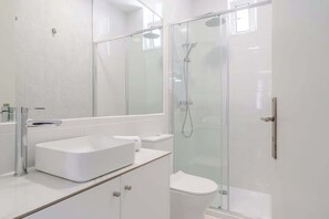 Douche, sèche-cheveux, serviettes fournies