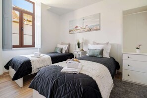 6 habitaciones, tabla de planchar con plancha y cuna de viaje 