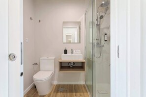 Douche, sèche-cheveux, serviettes fournies