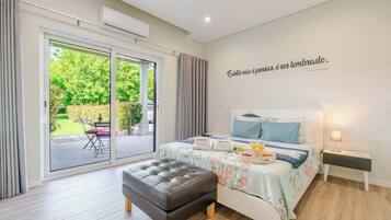 10 bedrooms, iron/ironing board, free WiFi, bed sheets