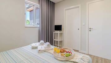 10 bedrooms, iron/ironing board, free WiFi, bed sheets