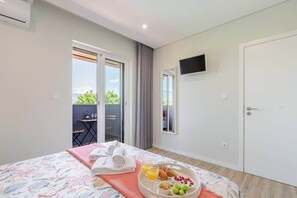10 bedrooms, iron/ironing board, free WiFi, bed sheets