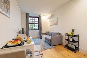 Dining - Modern Comfort in City Center by HostWise (Guimarães)