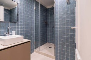 Een douche, een haardroger, handdoeken