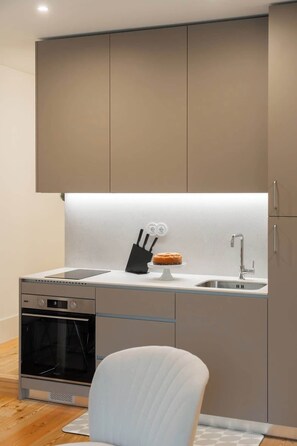 Réfrigérateur, four à micro-ondes, un four, surface de cuisson